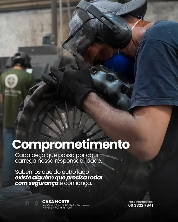 Técnico remanufaturando um platô de embreagem com equipamento de proteção