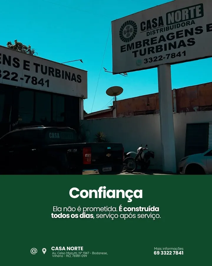 Fachada e totens da Casa Norte com veículos estacionados