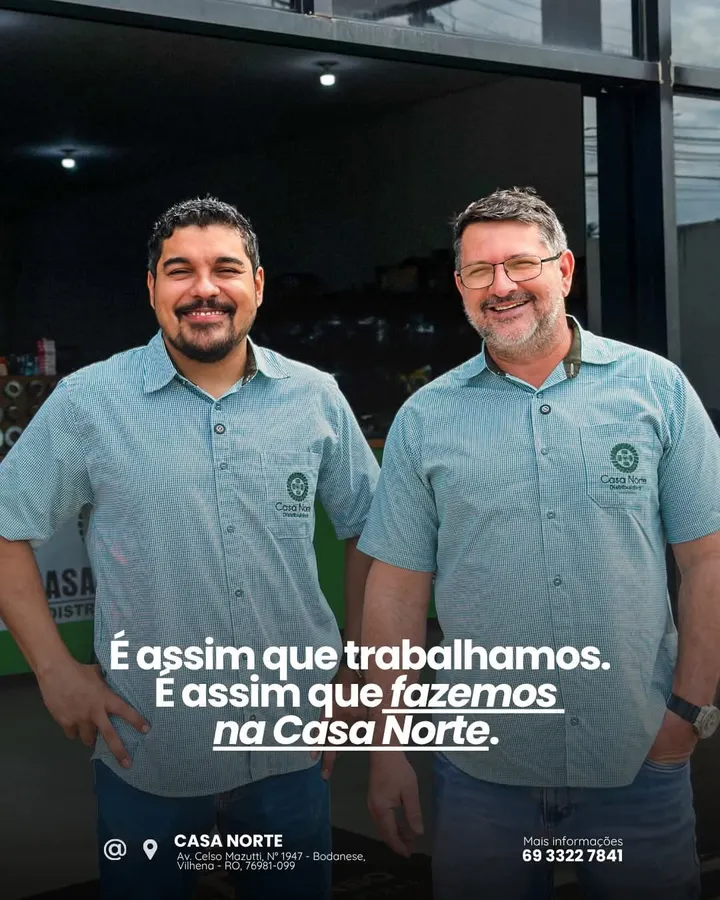 Equipe de vendas da Casa Norte em frente à loja